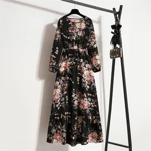 Eleganter schwarzer Chiffon-Midikleid mit Blumenmuster, langen Ärmeln und hoher Taille.