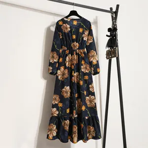 Detaillierte Rückansicht eines eleganten langärmeligen Chiffon-Maxikleides mit Blumenmuster