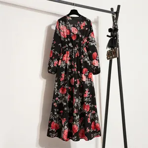 Detaillierte Ansicht eines eleganten Chiffonkleids mit roten Rosen auf schwarzem Grund