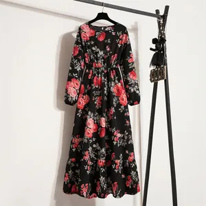Detailansicht eines eleganten, langärmeligen schwarzen Chiffon-Maxikleides mit Blumenmuster