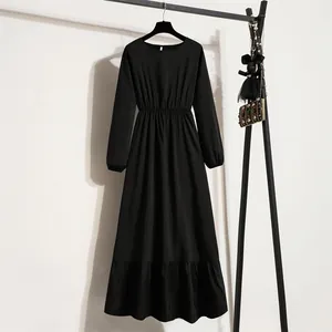 Elegantes schwarzes langärmeliges Chiffon-Midikleid mit hoher Taille und Volant-Detail