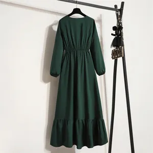 Elegantes dunkelgrünes Langarm-Maxikleid mit hoher Taille und modischem Rüschensaum