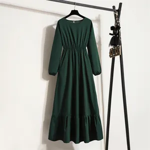 Detailansicht eines dunkelgrünen Chiffon-Maxikleids mit hoher Taille auf einem Ständer