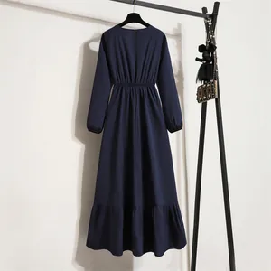 Rückansicht eines marineblauen, langärmeligen Chiffon-Kleides mit hoher Taille am Bügel