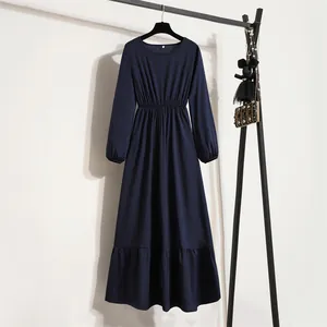 Detailansicht des navyblauen Langarm-Chiffonkleids mit Volantsaum