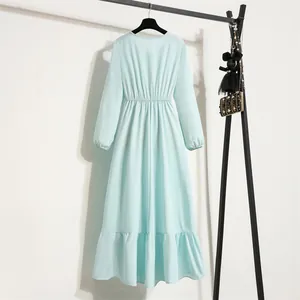 Elegantes mintblaues Langarm-Chiffonkleid mit hoher Taille und Rüschensaum-Details.
