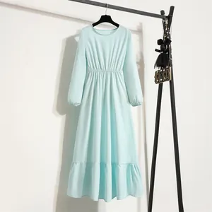 Minzgrünes Chiffon-Maxikleid mit langen Ärmeln und hoher Taille an einem Kleiderständer