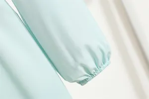 Detailaufnahme des hellblauen Chiffonkleid-Ärmels mit elastischem Bund.