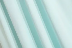 Makro-Detailansicht der hellblauen plissierten Chiffon-Stofftextur für Damenkleider