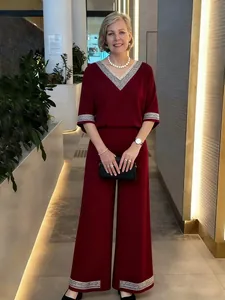 Élégant ensemble bordeaux deux pièces avec pantalon large et broderie argentée délicate