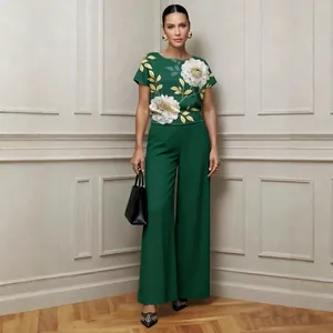 Elegante conjunto de dos piezas con top de flores verde oscuro y pantalones anchos