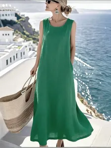 Detalle de un vestido largo sin mangas de algodón y lino verde con estilo vacaciones