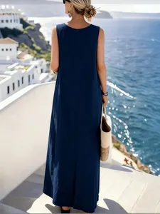 Vista trasera de un vestido largo sin mangas azul marino en tejido transpirable de lino