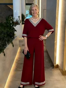 Ensemble élégant bordeaux deux pièces avec haut col V et pantalon large orné