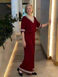 Ensemble élégant deux pièces bordeaux avec haut à col en V et pantalon large à dentelle