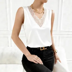 Elegante witte satijnen mouwloze top met delicaat kanten V-hals detail voor dames mode