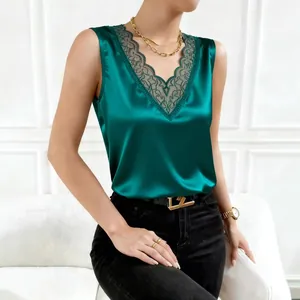 Elegante smaragdgroene satijnen top met V-hals en kant voor dames in de zomer