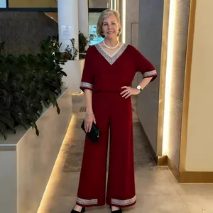 Élégant ensemble deux pièces rouge vin avec haut col en V et pantalon large pour femme