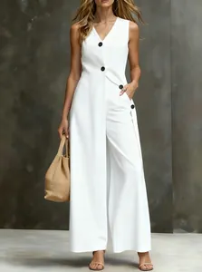 Detailaufnahme eines eleganten weißen ärmellosen Oberteils und einer weiten Hose im Set.