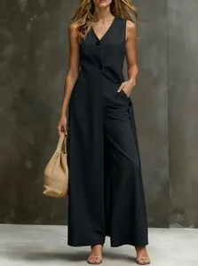 Gesamtansicht einer eleganten schwarzen ärmellosen Tunika mit weiter Hose am Model