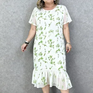 Detalle de vestido de verano de talla grande blanco con estampado floral verde y volante