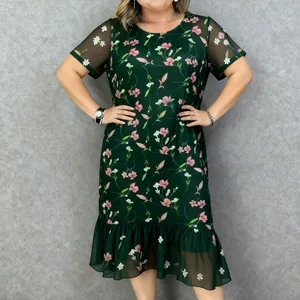 Detalle de vestido midi floral verde oscuro con mangas transparentes