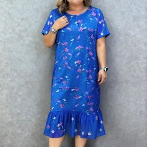 Vestido azul de verano con estampado floral, manga corta y un elegante dobladillo de volantes