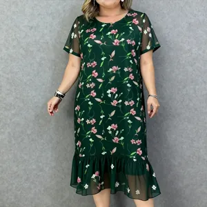 Vestido midi de verano de talla grande con estampado floral y un dobladillo volado.