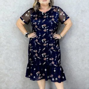 Vista detallada de un vestido midi floral azul marino con mangas cortas y bajo con volante