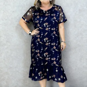 Detalle de vestido midi de talla grande con estampado floral y mangas de malla