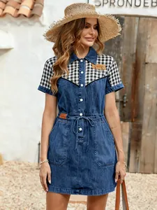 Abito midi in finto denim a maniche corte con elegante patchwork a quadri bianchi e neri.