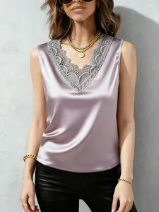 Nahaufnahme eines eleganten Satin-Tops mit V-Ausschnitt und grauer Spitzenbordüre.