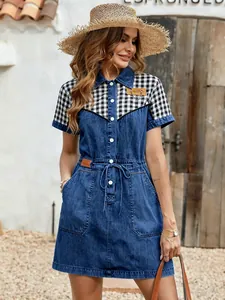 Vista dettagliata dell'abito denim casual con carrè a quadretti e coulisse in vita