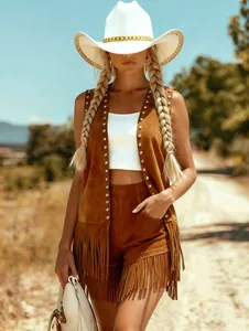 Schicke braune Wildlederweste mit Fransen und Nieten für einen Vintage-Hippie-Western-Look.