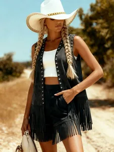 Detail einer retro-boho Wildlederweste mit Quasten, Nieten und langen Fransen für Damen.