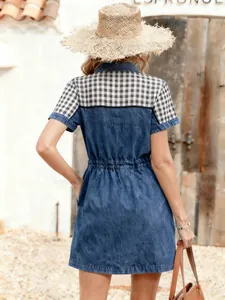Vista posteriore dettagliata di un abito midi in denim casual con patchwork a scacchi.