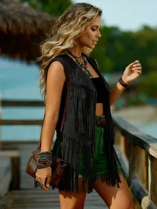 Schwarze Wildlederweste im Boho-Stil mit langen Fransen an einem Model