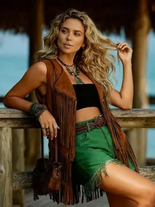 Braune Wildleder-Fransenweste für Damen im Boho-Stil in einer sonnigen Küstenlandschaft