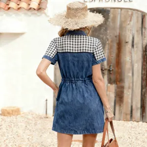 Abito casual a maniche corte con un design patchwork in denim e quadretti vichy neri.