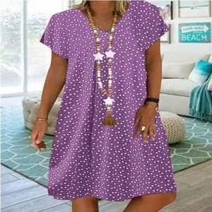 Détail d'une robe d'été violette à manches courtes et col en V avec motif à cœurs