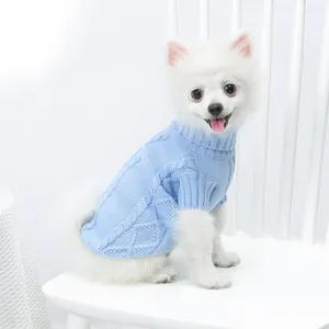 Détail d'un pull pour chien bleu en maille torsadée avec un col montant chaud et douillet