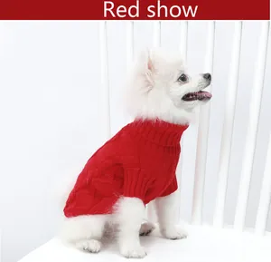 Pull en tricot à col montant rouge pour animaux sur un petit chien blanc duveteux