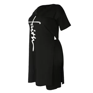 Seitenansicht eines schwarzen Midikleid-Sets mit Schlitzen und Faith-Aufdruck