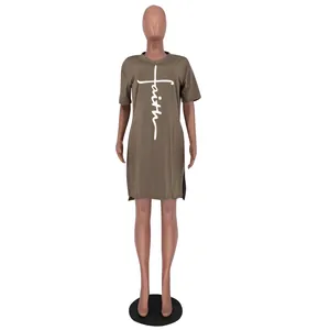 Detailansicht des Faith-Kreuzdrucks auf einem taupefarbenen T-Shirt-Kleid mit Schlitz