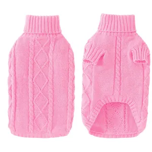 Pull en maille torsadée rose pour chien avec col roulé, détails avant et arrière.