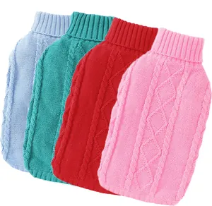 Pulls tricotés à col roulé colorés pour chiens montrant variété et texture