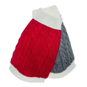Detailansicht der rot-grauen Zopfstrick-Haustierpullover mit weißen Rippstrickkragen.