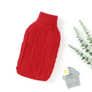 Gros plan d'un pull en tricot rouge à col roulé pour animaux pour la chaleur hivernale.
