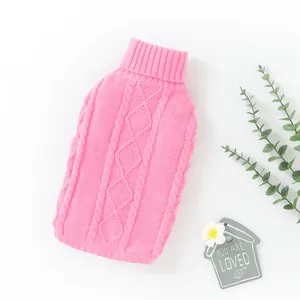 Détail d'un pull pour chien en tricot torsadé rose avec un col roulé chaud et élégant