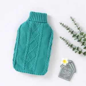 Gros plan sur la maille torsadée du pull turquoise à col roulé pour petits chiens
